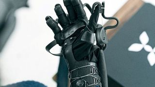 Der Haptx Glove besteht aus einem „smarten“ Stoff, in dem Mikrofluide und Luftpolster sowie ein Exoskelett für haptisches Feedback sorgen. (Haptx)
