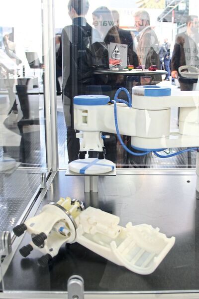 Auf dem Stand des Auftragsfertigers Cirp war der pneumatische Roboter des Forschungsprojektes Dimap ausgestellt. Der Scara wurde größtenteils mit dem Polyjet-Verfahren gedruckt. Die Entwicklung übernahm Festo, die Simulationssoftware stammte von Altair. (Simone Käfer, MM)