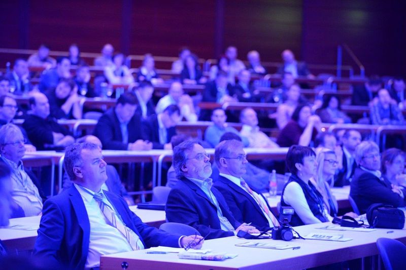 Interessiert verfolgten die Fachbesucher im Großen Saal des Graf Zeppelin Hauses in Friedrichshafen die Begrüßung durch MKS Vorstandsvorsitzendem Michael Kempf und die anschließendene Präsentation von MKS Goliath.NET. (MKS)