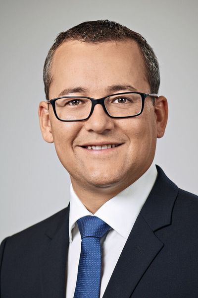 „Die organisierte Kriminalität kennt keine Grenzen!“ Angreifer planen ihre Aktionen oft langfristig – und greifen dazu früh auf Informationen zurück, die ihnen helfen, Angriffspunkte zu finden. Zielgerichtete Angriffe fangen deshalb mit der Sammlung von Infos an. „In der Regel helfen dann solche Netzwerke wie Linkedin oder Xing“, so Steffen Zimmermann, Security-Experte beim VDMA. (VDMA)