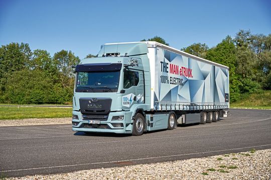 Der Ultra-Low-Liner E-Truck eTGX hat eine Aufsattelhöhe von 950 Milimetern, einen Radstand von 3,75 Metern – und fährt rein elektrisch bis zu rund 500 Kilometer weit. Möglich sind vier, fünf oder sechs Batteriepakete und 330 oder 400 Kilowatt Leistung.(Bild:  MAN Truck & Bus)