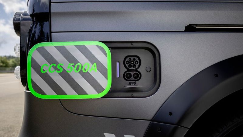Der ELF hat ebenso einen normalen Anschluss für CCS-Stecker. (Bild: Mercedes-Benz)