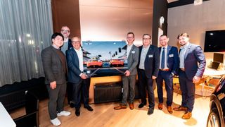 Minchul Shin (Chief Executive Coordinator von Genesis Motor Europe), Jens Eberth (Geschäftsführer von Genesis Motor Deutschland) sowie Dieter Mayer,  Michael Herrmann, Andreas Weeber, Dennis Rimprecht und Nick Schulz (alle Autohaus Weeber). (Bild: Autohaus Weeber)