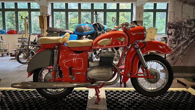 Das Enduro-Museum im Gebäude des ehemaligen MZ-Motorradwerks in Zschopau umfasst auch andere Motorrad-Bauarten und ist sehenswert. (Bild: Peter Diehl)