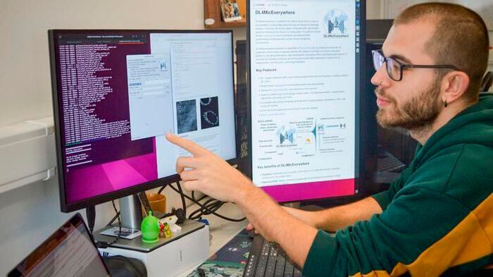 First author, Ivan Hidalgo-Cenamor, discussing the platform(Source:  Instituto Gulbenkian de Ciência)