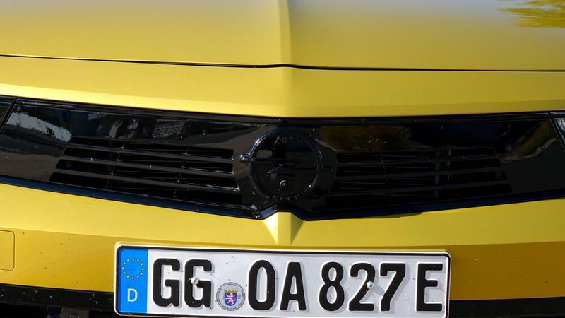 Unsichtbares Markenlogo: schwarzer Blitz auf schwarzem Grund.  (Bild: Rosenow – »kfz-betrieb«)