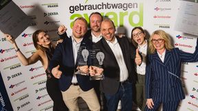 Strahlende Sieger beim Gebrauchtwagen Award 2026: In der Kategorie Vertragshandel siegte das Team von Weller, in der Kategorie Freier Handel brachte das Team von Auto Expo den Pokal nach Hause. (Bild: Stefan Bausewein)