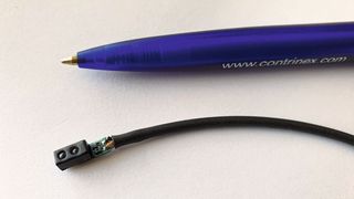 Der Minidist im Größenvergleich: Das Gehäuse misst nur 12 x 4 x 4 mm. Der vielseitig einsetzbare Annäherungssensor ist mit IO-Link und Analogausgang ausgestattet. (Contrinex)