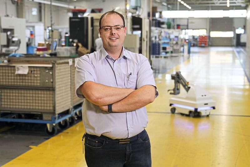 «Durch die Automatisierung der Intralogistik mit Mobile Industrial Robots halten wir auch in der Produktion mit innovativen Lösungen Schritt», so Andreas Vogt, stellvertretender Leiter der Produktion und Lean-Experte bei Nidec GPM. (MiR)