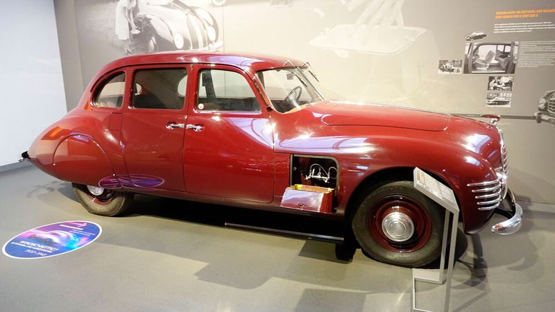 Im Februar 1939 stellte die Auto Union auf der Berliner Ausstellung den Horch 930 S vor. Als Vorlage dient der Unterbau des Horch 930 V mit seinem Kastenrahmen und einem 3,9 Liter großen V8-Motor, der bei 3.600 1/min 92 PS mobilisiert. Der Clou des Horch 930 S Stromlinie: ein ausklappbares Waschbecken im rechten vorderen Kotflügel mit fließend Kalt- und Warmwasser – ein Wärmetauscher des Kühlsystems unter der Haube machte es möglich. (Bild: Dominsky – VCG)