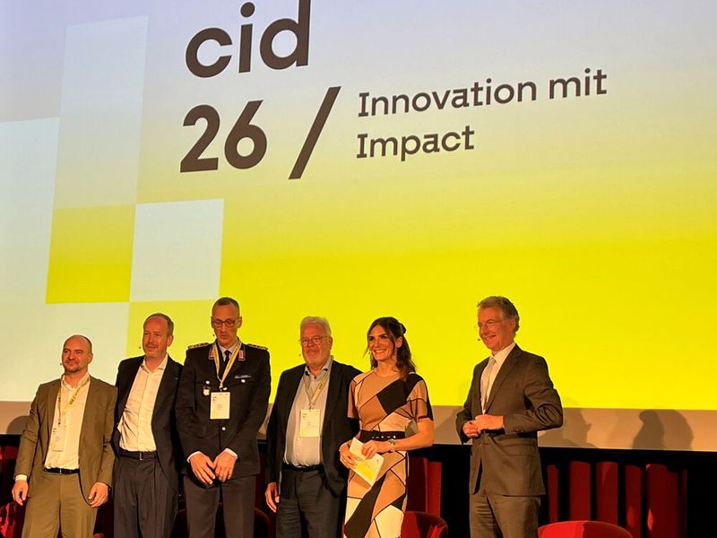 Moderatorin Sarah Yvonne Elsser auf der Bühne mit den Panel-Talk-Gästen (v. l.) Holger Lehmann (BMDS), Martin Wibbe (Conet), Oberst Christof Opolny und Stefan Hagen (IHK Bonn/Rhein-Sieg) sowie Christoph Heusgen  (Bild: Vogel IT-Medien)