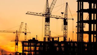 An Standorten wie Stuttgart und München könnten künftig vemehrt merhstöckige Logistikimmobilien entstehen. Der Grund: Hier gibt es eine beständig hohe Nachfrage an Industrieflächen und extreme Grundstückpreise. (©Alexander Kazhdan - stock.adobe.com)