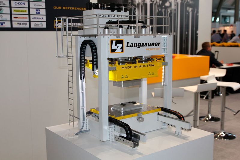 Und weiter geht der Rundgang durch die Hallen der Composites Europe 2015... (Bild: Königsreuther)