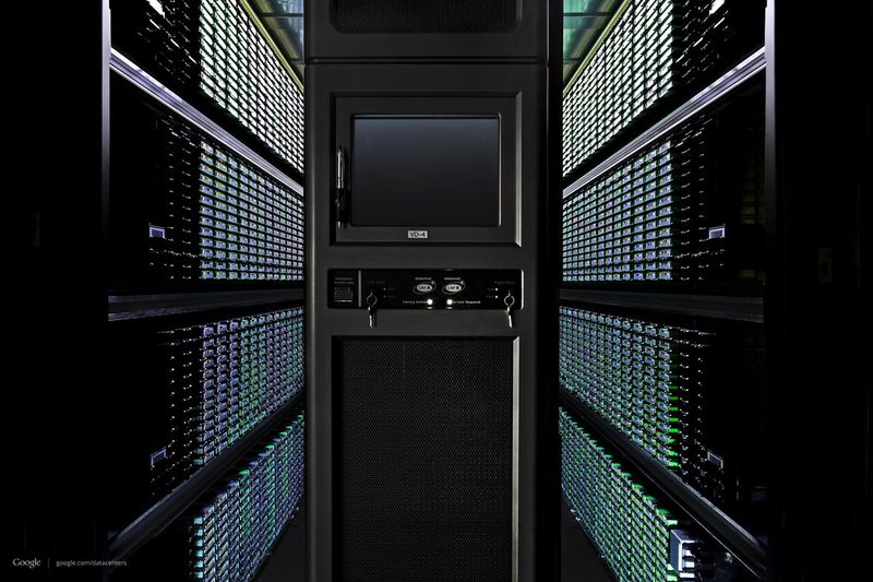 Google Datacenter: Jedes Band ist über einen Barcode für den Roboter identifizierbar. (Bild: Google)