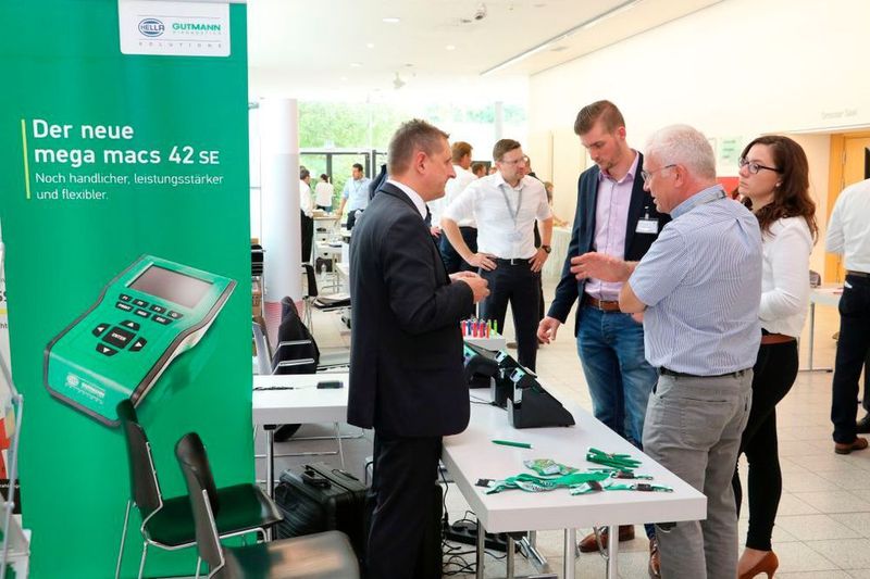 sowie insgesamt 57 Ausstellern, wie Hella Gutmann,... (Klasing)