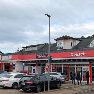 Alle reden über die Vier-Tage-Woche – im Autohaus Deusch ist diese schon seit sieben Jahren Realität. Der Betrieb in Zell am Harmersbach im Schwarzwald, den jetzt die Jury des Deutschen Werkstattpreises 2024 besucht hat, kümmert sich seit jeher um das Wohl seiner Mitarbeiter. Das gemeinsame Mittagessen ist Pflicht, und hier schenkt auch schon mal die Chefin dem Lehrling den Kaffee ein.(Bild:  Rosenow – VCG)