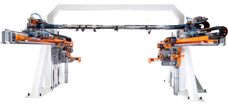 Bild 3: Nur der Crossbar mit dem Tooling wird im Bereich zwischen den Werkzeugen bewegt. (Bild: Strothmann)