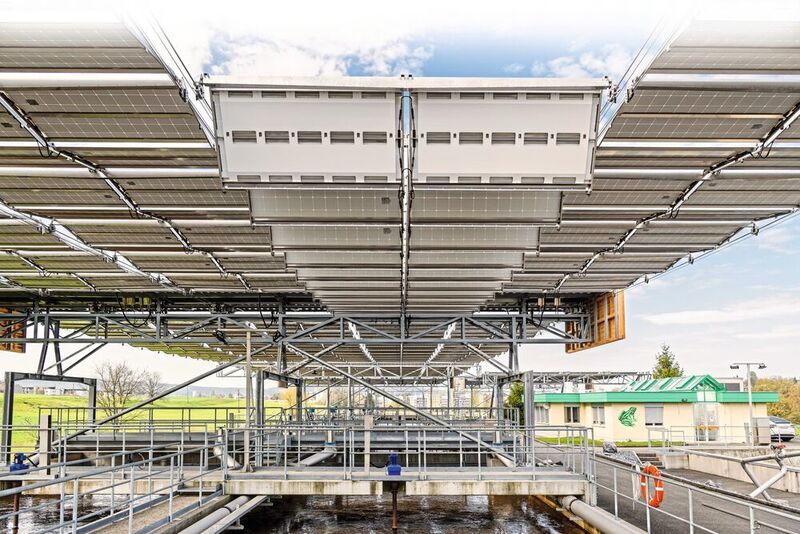 Die Abwasserreinigungsanlage Eich in Bassersdorf nutzt ihre Fläche doppelt – mit einem weltweit einzigartigen Solarfaltdach.  (Siemens)