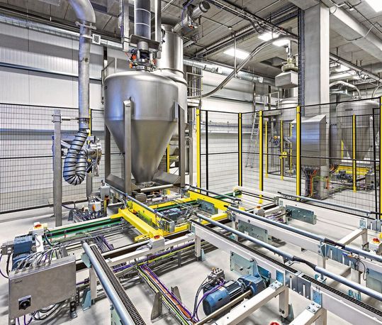 Die IBCs werden zu allen Absammelstellen und über die Mischlinien vollautomatisch transportiert und sowohl an- als auch abgedockt. Die IBCs werden zu allen Absammelstellen und über die Mischlinien vollautomatisch transportiert und sowohl an- als auch abgedockt.