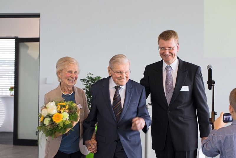 Zwei Generationen: Ernst Fischer (Mitte) mit seiner Gattin und Sohn Andreas Fischer. (Bild: erfi)