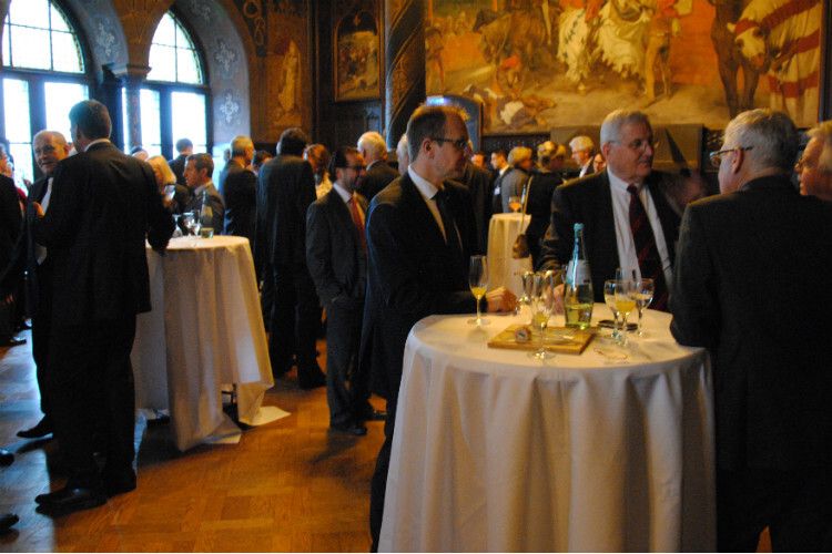 Edles Ambiente: Das Kfz-Gewerbe Nordrhein-Westfalen verabschiedete seinen Präsidenten auf der Burg an der Wupper. (Foto: Baeuchle)