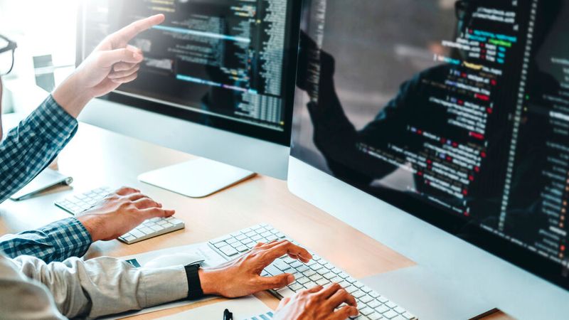 Beim gemeinsamen Programmieren spielt der Wissenstransfer eine wesentliche Rolle. Die Entwickler diskutieren dafür kontinuierlich die anstehenden Probleme und suchen gemeinsam nach Lösungen. (Bild:  joyfotoliakid - stock.adobe.com)