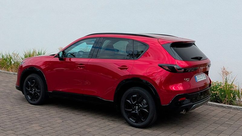 Im typischen Mazda-Rot (Soul Red Crystal, Aufpreis 1.200 Euro) wirkt der CX-5 elegant und hochwertig.  (Bild: Rosenow – VCG)