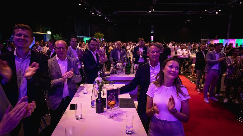 Das Publikum würdigte die teilnehmenden Autohäuser mit lautem Applaus. (Bild: Stefan Bausewein)