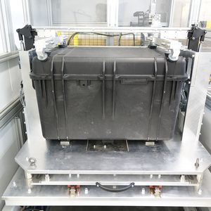 Die beiden Kofferteile werden auf einer modellspezifischen Wechselplatte pneumatisch fixiert