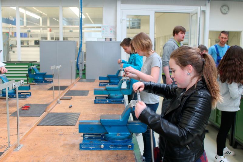 Ein selbst gefertigtes Werkstück soll auch Mädchen von einer Ausbildung in Technikberufen überzeugen. (Bild: Lenze)