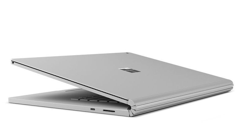Das Fulcrum-Scharnier mit elektrischer Verriegelung für die Tablet-Einheit gibt es beim Surface Book 2 weiterhin. Neu ist der USB-C-Port. (Microsoft)