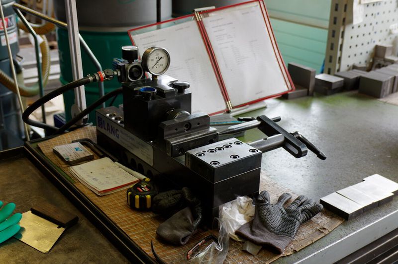 Unité de marquage hydraulique Makro-Grip de Lang Technik. Cette unité permet de pré-marquer des pièces brutes avec les mors à griffes pour un serrage puissant sur seulement quelques mm de hauteur. (Source : MSM)