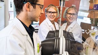 Dr. Claudia Ott und Doktorand Felix Reiter im Labor der Arbeitsgruppe von Prof. Nilges in Garching (Uli Benz / TU München)