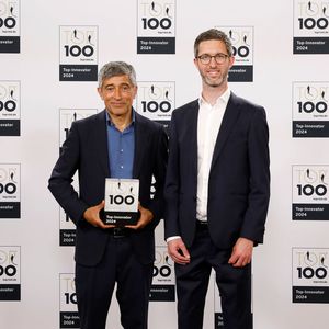 Die Burger Group bietet kundenspezifische Antriebslösungen und setzt dabei voll auf Robotik und KI. Das Unternehmen produziert aktuell mit mehr als 100 Robotern, was für die Mitarbeiter einen Raum für Innovationen schafft. Ihnen steht dafür ein hauseigenes Testcenter zur Verfügung. Im Bild: Manuel Burger (Geschäftsführer).(Bild:  KD Busch/compamedia)