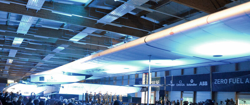 Vorhang auf für ein visionäres Projekt: Die neue «Solar Impulse 2» wurde in der Schweiz offiziell vorgestellt. Das Ultraleichtflugzeug soll 2015 erstmals komplett ohne Treibstoff die Erde umrunden. (Bild: Bayer)