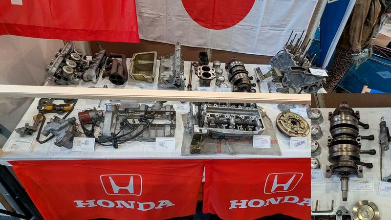 Woran man an einem 60er-Jahre Pkw-Motor erkennt, dass der Konstrukteur desselben wohl aus der Zweiradbranche kam? Na z. B. an der mit „full circle“ Gegengewichten versehenen Kurbelwelle. Gewicht: stolze 19 kg!  (Bild: Dominsky – VCG)