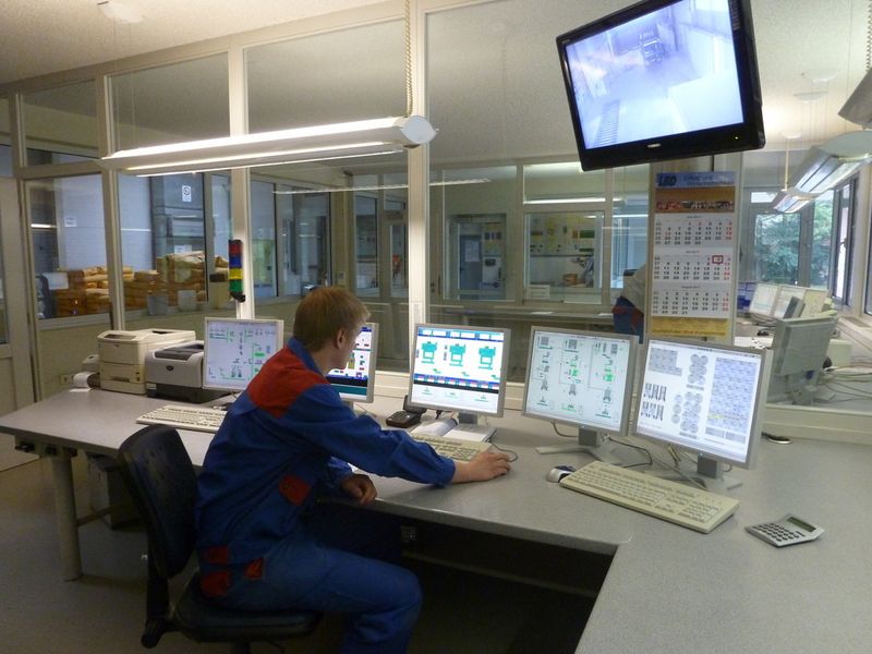 Abb.4: Die Schaltwarte dient der Produktionssteuerung und als Kontrollraum. (Bild: Austing Mischfutterwerk)