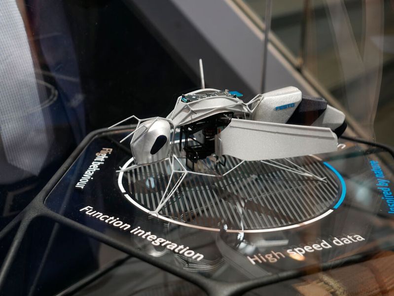 Die Bionic Bee von Festo kann in großer Stückzahl und völlig autonom im Schwarm fliegen. Das autonome Verhalten des Bienenschwarms gelingt mithilfe eines Indoor-Lokalisierungssystems mit Ultra-Breitband-Technologie (UWB).  (Bild: Sandro Kipar/VCG)