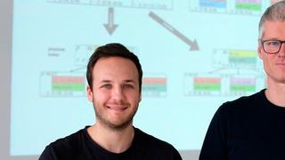 Professor Jens Dittrich (rechts) und Doktorand Joris Nix wollen hocheffiziente Indexstrukturen „züchten“, die dann für extrem schnelle Datenbanken sorgen sollen. Wie das geht, erklären die Experten hier. (Bild: Universität des Saarlandes)