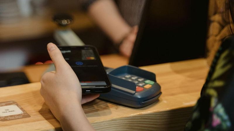 Das Smartphone wird als Zahlungsmittel immer beliebter.(Bild:  frei lizenziert / Pexels)