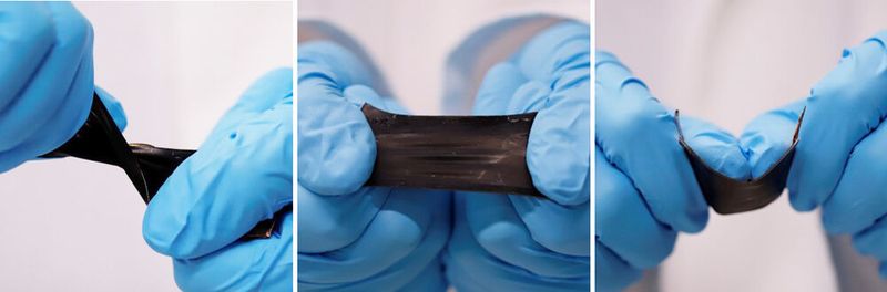 Die Batterie lässt sich verdrehen, dehnen und biegen, ohne dass der Stromfluss abbricht. (Gruppe Niederberger, ETH Zürich)