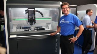 Die Datron-M8-Cube arbeitet in fünf unterschiedlichen Dynamikmodi. „So arbeitet sie um den Faktor 1,3 schneller als die bestehende M8-Typ", betonte Erwin Sowa, Vorstand Marketing und Vertrieb. (Bild: Königsreuther)