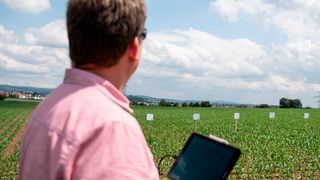 Freiberg am Neckar: Markus Schaible, Landwirt und Lohnunternehmer, fliegt seine Drohne über ein Maisfeld, um dort Kapseln mit Schlupfwespen zu verteilen. Mit „Smart Farming“ sollen die Erträge gesteigert und die Nachhaltigkeit verbessert werden.