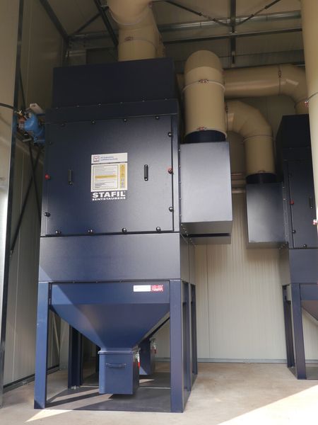 Durch den kompakten Aufbau ist die Stafil-Entstaubungsanlage beliebig kombinierbar und saugstark mittels externem Ventilator. (Invenio)