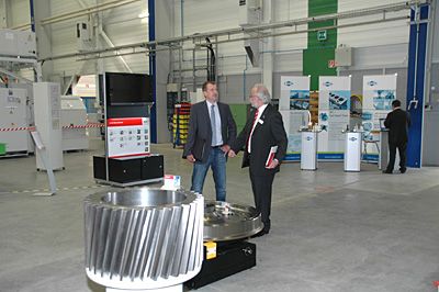 Komponenten für die Eisenbahn- und Windkraftindustrie, gefertigt auf Vertikal-Drehmaschinen der VDM-Baureihe.  Bild: MAG (Archiv: Vogel Business Media)