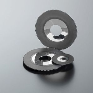 Die VHM-Kreissägeblätter von Ott + Heugel wurden in der selbst entwickelten Beschichtungsanlage Indiama von Oerlikon Balzers auf Basis einer fortschrittlichen Plasma-CVD-Technologie für Diamantbeschichtungen mit Baldia Varia beschichtet.(Bild:  Oerlikon Balzers)