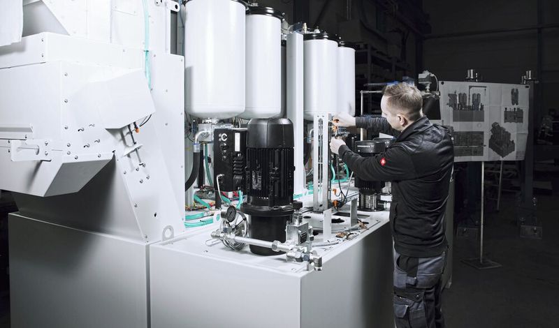 Mitarbeiter der Lehmann-UMT GmbH bei der Installation der Filterdome. (Bild: Lehmann-UMT)