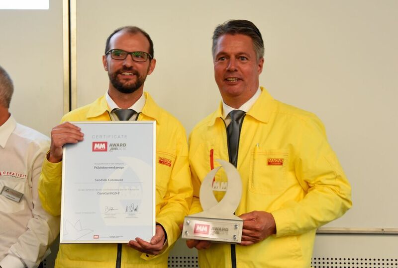 Frank-Norman Rüstig, Global Accout Management Director, Sales Area Central Europe, Sandvik Tooling Deutschland GmbH in Düsseldorf (right) and Günter Koch, MBA, Product Manager Turnig, Sales Area Central Europe, Sandvik Austria Gesellschaft m. b. H. in Vienna, are pleased about the MM-Award in the category precision tools. (Stefanie Michel)