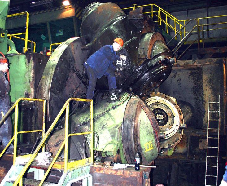 Montage der Walzköpfe im Planetenschrägwalzwerk, hier ohne Laufring und Stützlagergehäuse.  (Bild: NKE)