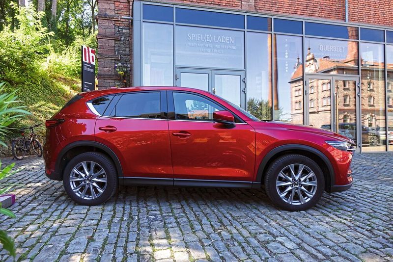 Der Einstiegspreis für den CX-5 beträgt 27.000 Euro. Mit der von uns getesteten Ausstattung, die unter anderem ein Technik- und Sportpaket und eine Sonderlackierung enthält, bleiben unterm Strich insgesamt 42.380 Euro. (Sven Prawitz/»Automobil Industrie«)
